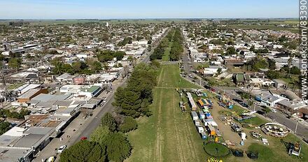 Vista aérea de la vía férrea y la ruta 25 o calle 18 de Julio - Departamento de Río Negro - URUGUAY. Foto No. 83390