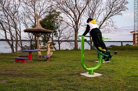 Niño ejercitándose0 - Departamento de Soriano - URUGUAY. Foto No. 83445