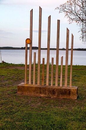 Sculpture in front of the river - Soriano - URUGUAY. Photo #83444