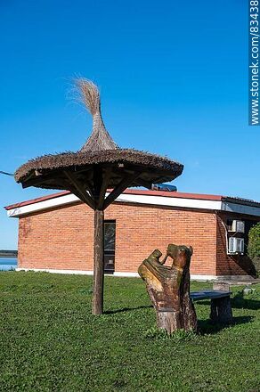 Tallado en madera de un perro y su cachorro - Departamento de Soriano - URUGUAY. Foto No. 83438