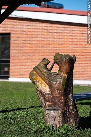 Tallado en madera de un perro y su cachorro - Departamento de Soriano - URUGUAY. Foto No. 83437