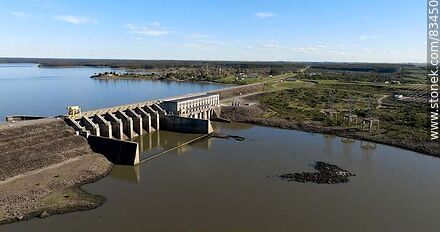 Vista aérea de la represa de Palmar aguas abajo del río Negro - Departamento de Soriano - URUGUAY. Foto No. 83450