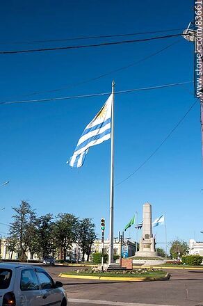 Bandera uruguaya y obelisco en la plaza Batlle y Ordóñez - Departamento de Artigas - URUGUAY. Foto No. 83661