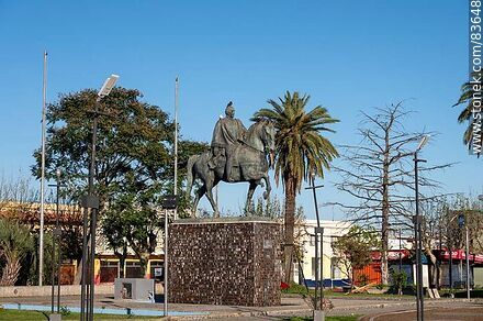 Estatua de Artigas en la plaza del mismo nombre - Departamento de Artigas - URUGUAY. Foto No. 83648
