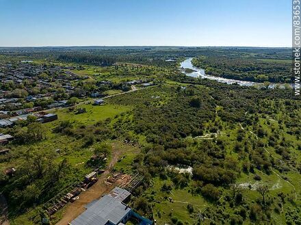 Vista aérea de las afueras de la ciudad y el río Cuareim - Departamento de Artigas - URUGUAY. Foto No. 83653