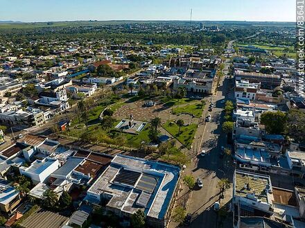 Vista aérea de la plaza Artigas y la Av. Carlos Lecueder - Departamento de Artigas - URUGUAY. Foto No. 83641