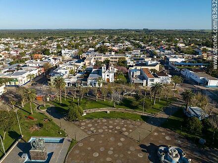 Vista aérea de la plaza Artigas y la parroquia San Eugenio del Cuareim - Departamento de Artigas - URUGUAY. Foto No. 83632