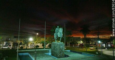 Vista aérea del monumento a José Artigas en la plaza del mismo nombre - Departamento de Artigas - URUGUAY. Foto No. 83614