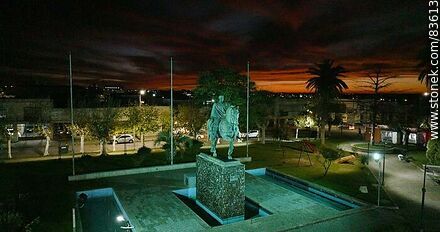 Vista aérea del monumento a José Artigas en la plaza del mismo nombre - Departamento de Artigas - URUGUAY. Foto No. 83613