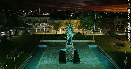 Vista aérea del monumento a José Artigas en la plaza del mismo nombre - Departamento de Artigas - URUGUAY. Foto No. 83612