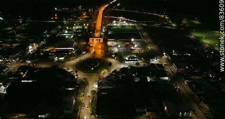 Vista aérea de la Av. Cnel. Carlos Lecueder, la rotonda de acceso al puente de la Concordia. Límite con Brasil, Quaraí - Departamento de Artigas - URUGUAY. Foto No. 83609