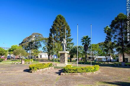 Plaza de Belén. Estatua de Artigas - Departamento de Salto - URUGUAY. Foto No. 83759