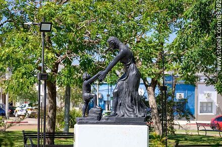Plaza 25 de Agosto. Monumento a la madre con su hijo - Departamento de Artigas - URUGUAY. Foto No. 83782