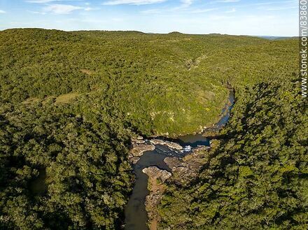 Vista aérea del arroyo Laureles aguas arriba de la cascada Grande. Límite entre Rivera y Tacuarembó - Departamento de Rivera - URUGUAY. Foto No. 83860