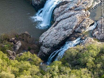 Vista aérea de la cascada Grande en el arroyo Laureles - Departamento de Tacuarembó - URUGUAY. Foto No. 83864