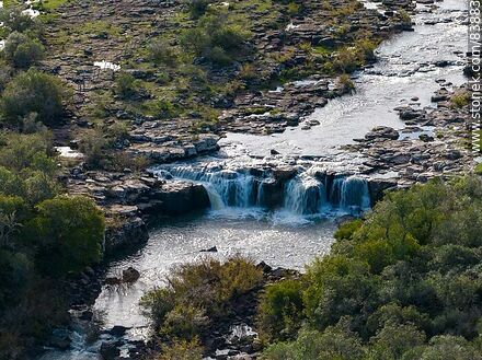 Vista aérea de la cascada del Indio en el arroyo Laureles - Departamento de Rivera - URUGUAY. Foto No. 83883
