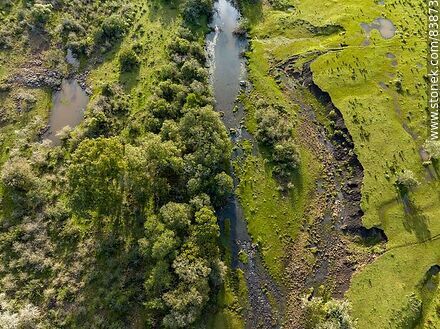 Vista aérea del arroyo Laureles en el valle del Lunarejo. Límite entre los departamentos de Rivera y Tacuarembó - Departamento de Rivera - URUGUAY. Foto No. 83873