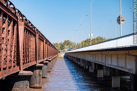 Puentes ferroviario y carretero sobre el río Cuareim que unen Uruguay con Brasil entre Bella Unión y Cuareim con Barra do Quaraí - Departamento de Artigas - URUGUAY. Foto No. 83915