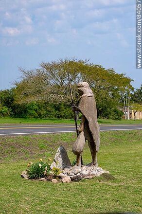 Escultura de un indígena. Av. Bvar. Alemania, ruta 20 - Departamento de Río Negro - URUGUAY. Foto No. 84057