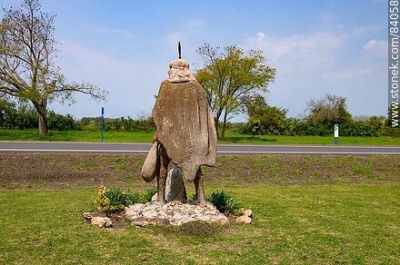 Escultura de un indígena. Av. Bvar. Alemania, ruta 20 - Departamento de Río Negro - URUGUAY. Foto No. 84058