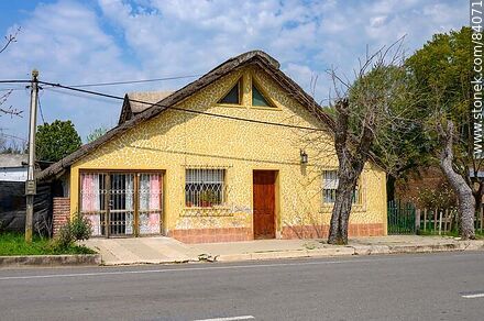 Casa con frente craquelado - Departamento de Río Negro - URUGUAY. Foto No. 84071