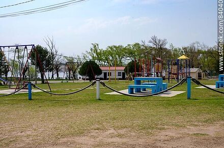 Parque infantil - Departamento de Río Negro - URUGUAY. Foto No. 84040