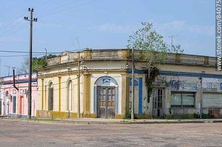 Antigua esquina sede de clubes políticos - Departamento de Río Negro - URUGUAY. Foto No. 84075