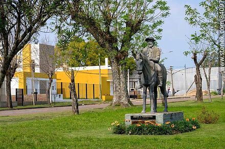 Escultura homenaje al trabajador rural - Departamento de Río Negro - URUGUAY. Foto No. 84097