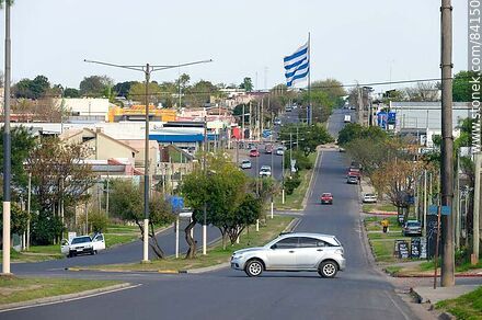Avenida Wilson Ferreira Aldunate. Bandera uruguaya flameando en el cruce con Bulevar Artigas - Departamento de Paysandú - URUGUAY. Foto No. 84150