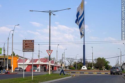 Uruguayan flag flying at the intersection of Artigas, Salto and Ferreira Aldunate Avenues. - Department of Paysandú - URUGUAY. Photo #84151