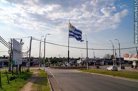 Bandera uruguaya flameando en el cruce de las avenidas Artigas, Salto y Ferreira Aldunate - Departamento de Paysandú - URUGUAY. Foto No. 84152