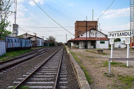 Estación de trenes de Paysandú. Cartel en el andén de la estación - Departamento de Paysandú - URUGUAY. Foto No. 84106