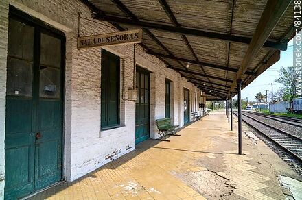 Estación de trenes de Paysandú. Andén de la estación, sala de señoras - Departamento de Paysandú - URUGUAY. Foto No. 84138