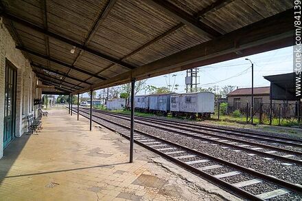 Estación de trenes de Paysandú. Andén de la estación - Departamento de Paysandú - URUGUAY. Foto No. 84139