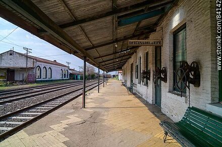 Estación de trenes de Paysandú. Oficina del Jefe en el andén de la estación - Departamento de Paysandú - URUGUAY. Foto No. 84142