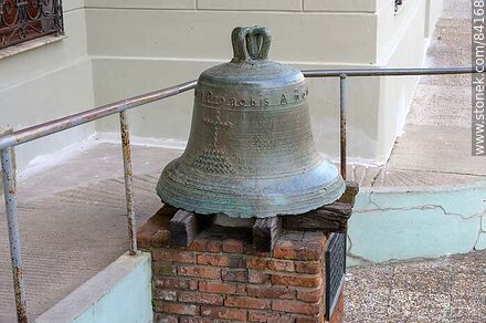 Bell built in 1689 in the Jesuit missions, donation of General Rivera to the town of Paysandú. - Department of Paysandú - URUGUAY. Photo #84168