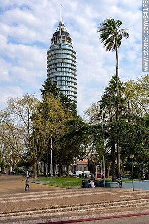 Plaza Constitución y la Torre de la Defensa - Departamento de Paysandú - URUGUAY. Foto No. 84178