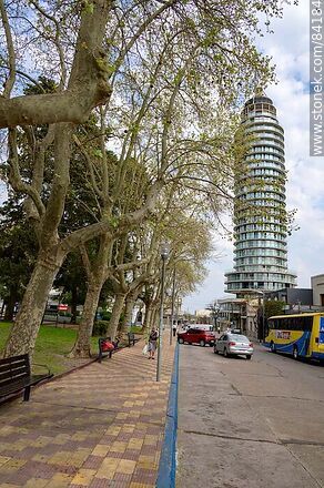 Plaza Constitución y Torre de la Defensa - Departamento de Paysandú - URUGUAY. Foto No. 84184