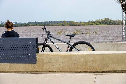 Ciclista leyendo un libro frente al río Uruguay - Departamento de Paysandú - URUGUAY. Foto No. 84191