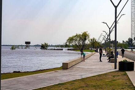 Rambla in front of the flooding of the Uruguay River - Department of Paysandú - URUGUAY. Photo #84197