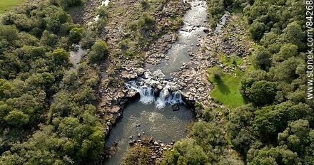 Vista aérea de la cascada del Indio en el arroyo Laureles, límite departamental entre Rivera y Tacuarembó - Departamento de Rivera - URUGUAY. Foto No. 84268