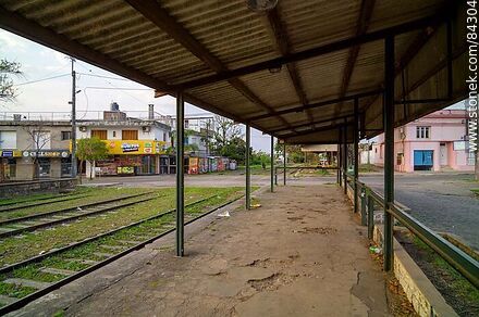 Estación de trenes de Salto. Andén de la estación - Departamento de Salto - URUGUAY. Foto No. 84304