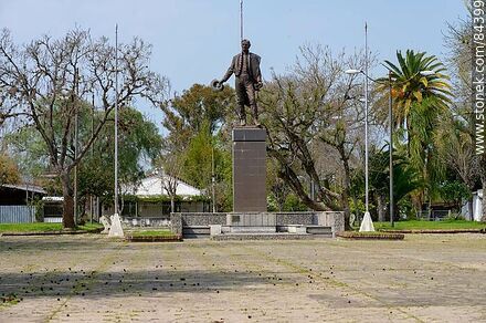 Plaza San Javier. Monumento a Artigas - Departamento de Río Negro - URUGUAY. Foto No. 84399