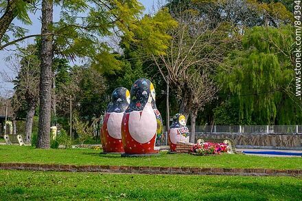 Plaza San Javier. Colorida matrioshka - Departamento de Río Negro - URUGUAY. Foto No. 84394