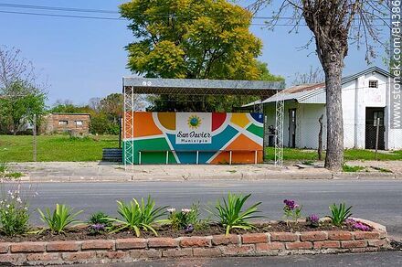 Colorida parada de ómnibus - Departamento de Río Negro - URUGUAY. Foto No. 84386