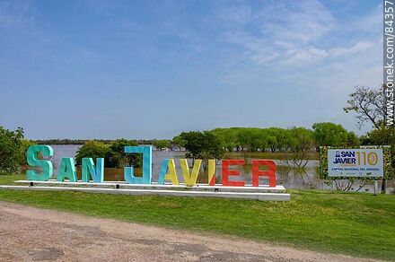 Letrero de San Javier frente al río - Departamento de Río Negro - URUGUAY. Foto No. 84357