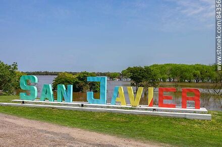 Letrero de San Javier frente al río - Departamento de Río Negro - URUGUAY. Foto No. 84356