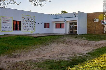 Liceo con murales con el lenguaje de señas - Departamento de Salto - URUGUAY. Foto No. 84433