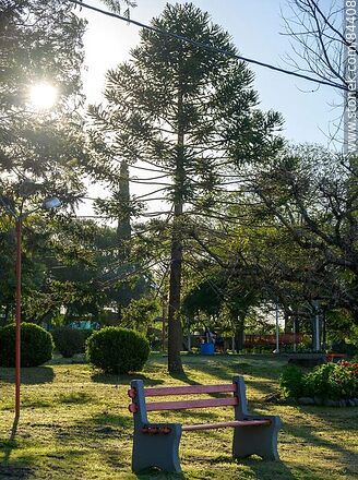 Parque frente a la costa del río Uruguay. Plaza - Departamento de Salto - URUGUAY. Foto No. 84408