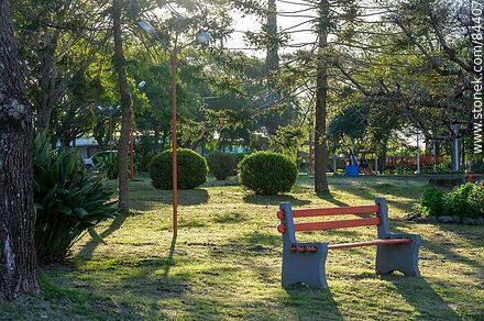 Parque frente a la costa del río Uruguay - Departamento de Salto - URUGUAY. Foto No. 84407